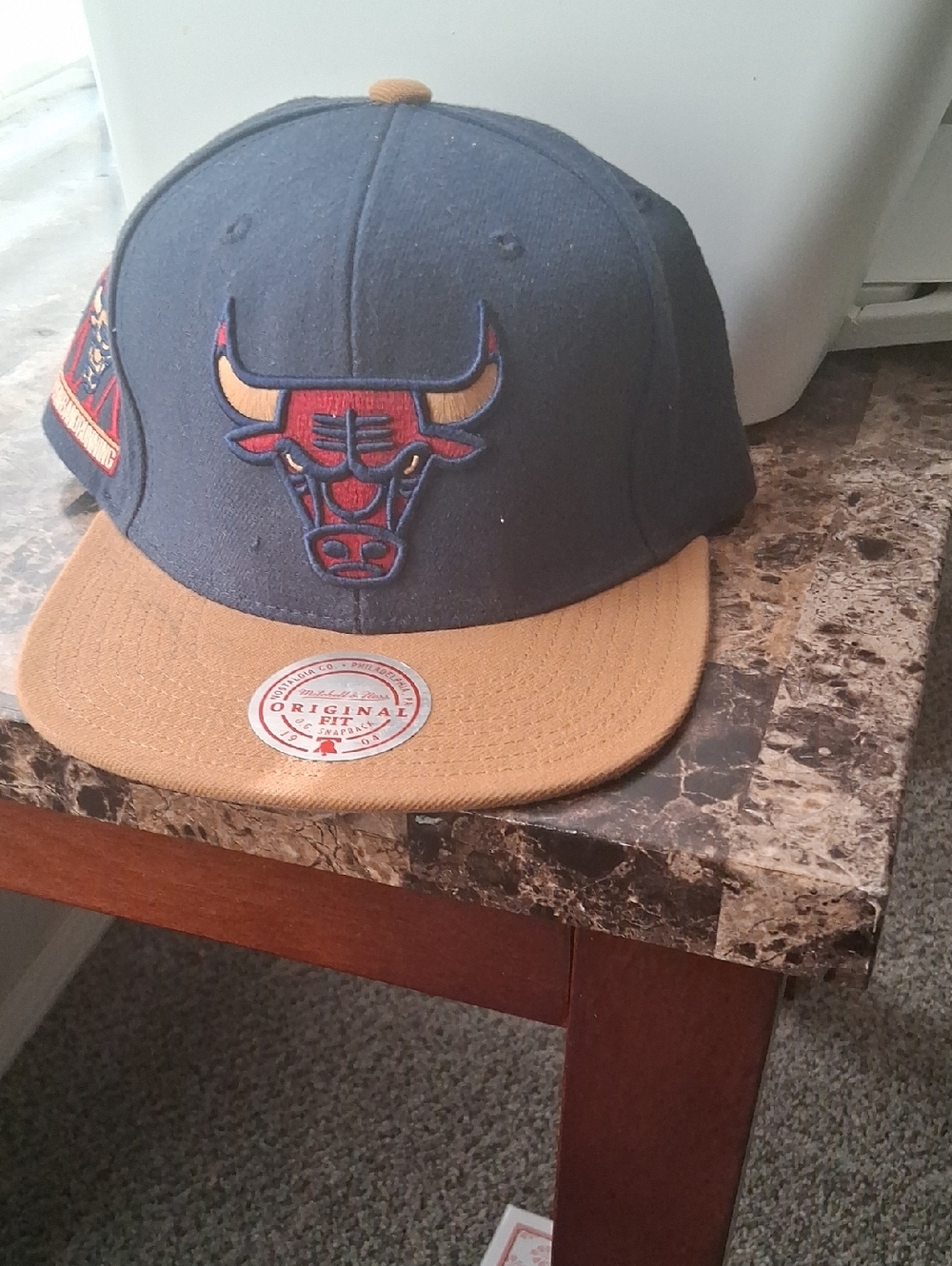 Mitchell & Ness Chicago Bulls Two-Tone Snapback - Gray & Tan